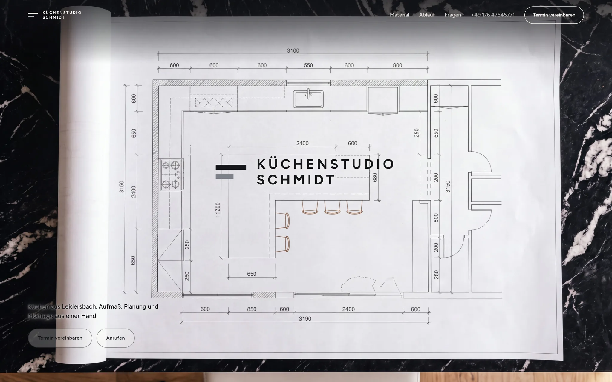 Startseite des Designkonzepts Küchenstudio Schmidt: Küchengrundriss auf einem Planbogen über dunklem Marmor, darauf der Name Küchenstudio Schmidt.