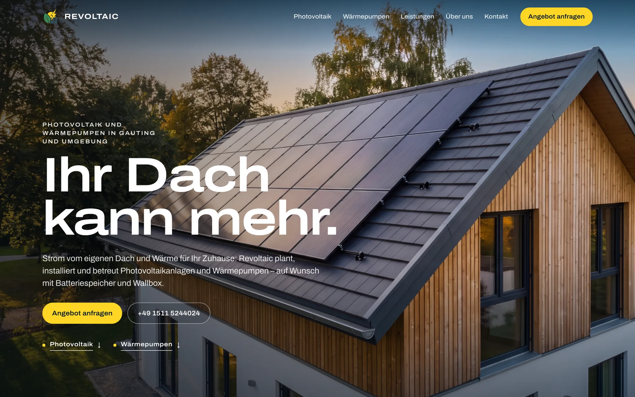 Startseite des Designkonzepts Revoltaic: Einfamilienhaus mit Holzfassade und Solardach, Überschrift „Ihr Dach kann mehr.“